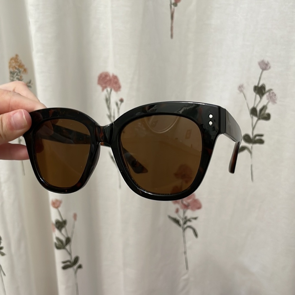 🌟 SUNGLASSES 🌟 - Picture 2 of 4